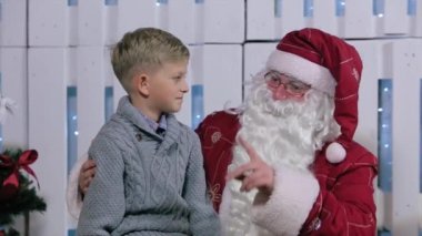 Noel Baba ve küçük çocuk hediyeler hakkında konuşmak