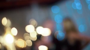 Siyah Takım elbiseli bir adam ve Gece Siyah elbiseli bir kadın, şömine ve Noel ağacı ile beyaz bir odada, kıvılcımsalsal