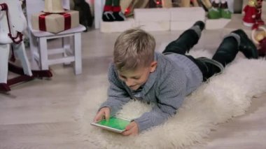 Küçük çocuk katta yatan, dijital ekran, Şömine ve Noel Ağacı, Orta, Prores422 Hq, Yeşil Ekran ile beyaz Oda kullanın