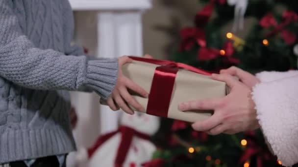Papai Noel dá um presente para o menino balança a orelha — Vídeo de Stock