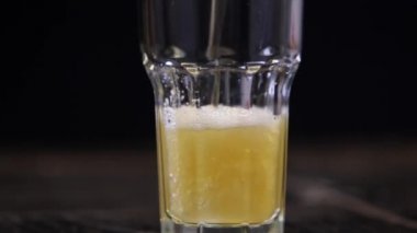 bir kupa bira siyah zemin