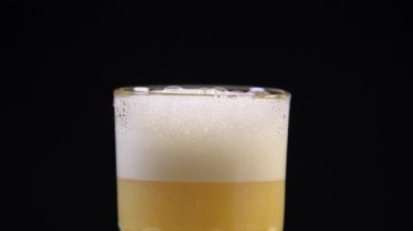 Cam içine soğuk bira