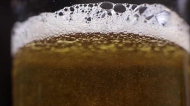 Bardağa bira dolduruyorum.
