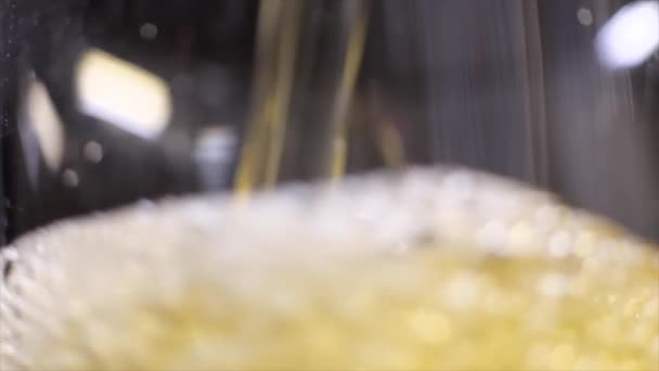 Koel bier gieten in een glas — Stockvideo