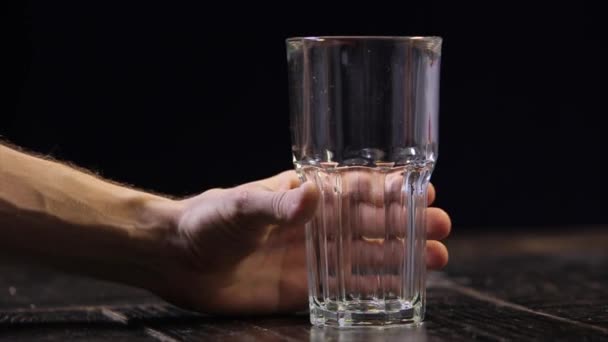 Beet Poured Man boit de la bière légère dans le pub — Video