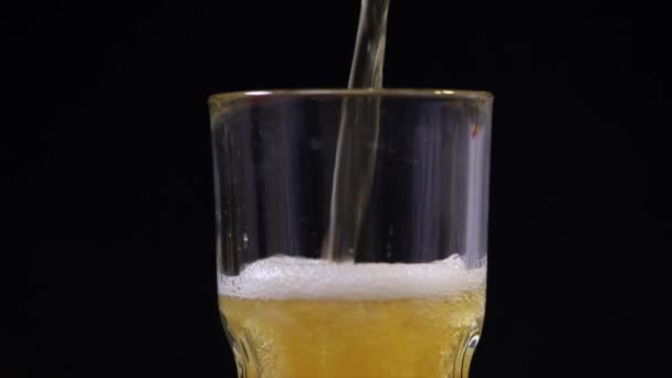 Cerveza fresca en un vaso — Vídeos de Stock