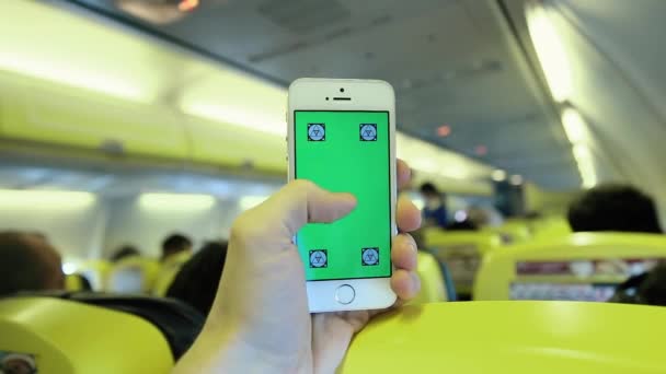 Caucásico hombre usando celular aplicación dentro de avión — Vídeos de Stock