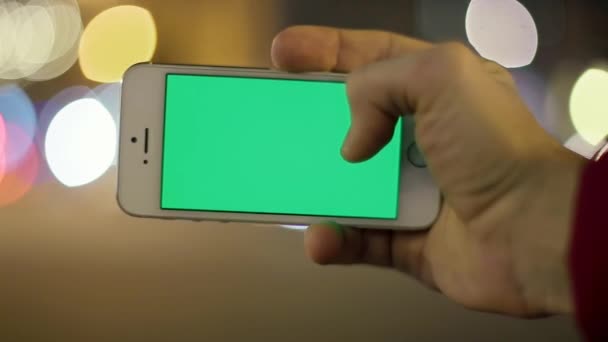 Hombre caucásico utiliza su teléfono inteligente en la mano, la calle — Vídeos de Stock