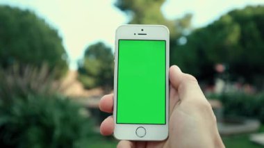 Güneşli gün parkta telefonu kullanan adam