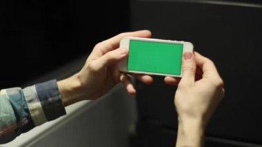 Beyaz adam gösterisi yeşil ekran telefon trende