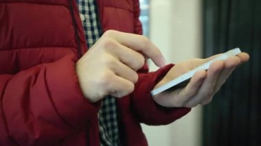 Metro istasyonunda ileti akıllı telefon yazarak adam