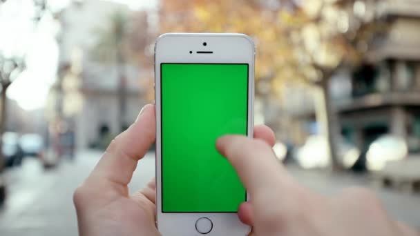 Hombre usando el teléfono en la vuelta al aire libre en el día soleado — Vídeo de stock