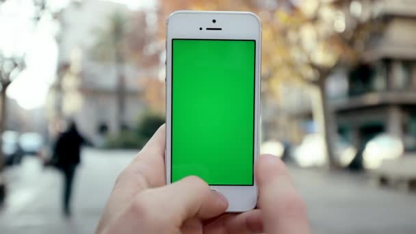 Hombre usando el teléfono inteligente en la vuelta al aire libre día soleado — Vídeo de stock