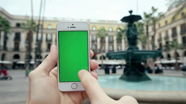 Вручну, використовуючи смарт-телефон зелений екран, гідротехнічних споруд — стокове відео