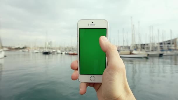 Teléfono móvil de pantalla verde con yates Día soleado — Vídeo de stock
