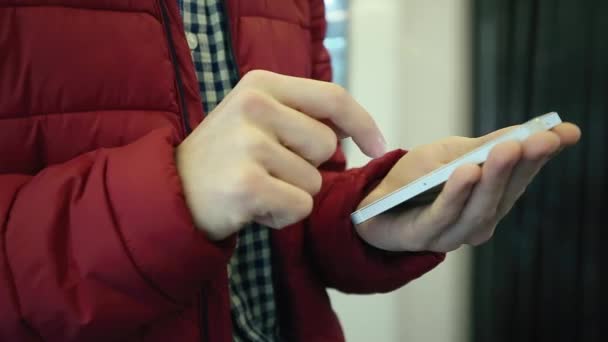 Człowiek, wpisując inteligentny telefon wiadomość w stacji metra — Wideo stockowe