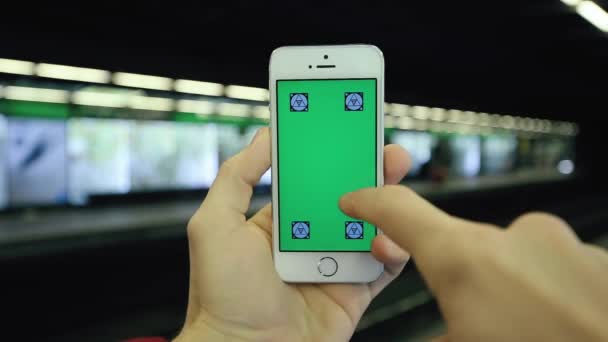 L'uomo utilizza lo schermo verde del telefono nella stazione della metropolitana — Video Stock