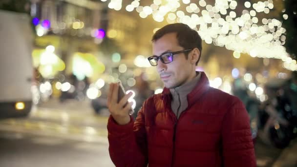 Erfolgreicher Mann mit Handy in Stadtstraße — Stockvideo