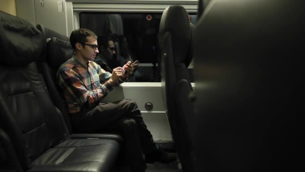 Homem usando telefone no trem — Vídeo de Stock