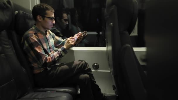 Homem usando Smartphone no trem — Vídeo de Stock