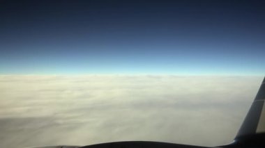 Hava yoluyla seyahat. Bir uçak pencereden görüntüleme