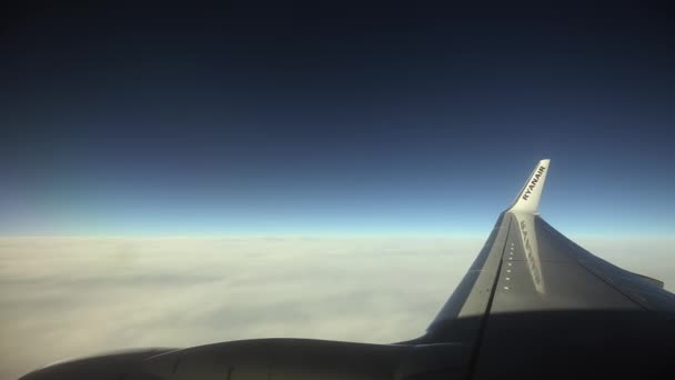 Viaggiare in aereo. Vista dalla finestra di un aeroplano — Video Stock