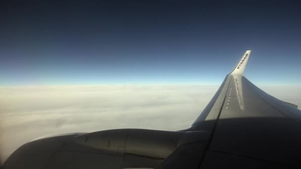 Flugreisen. Blick durch ein Flugzeugfenster — Stockvideo