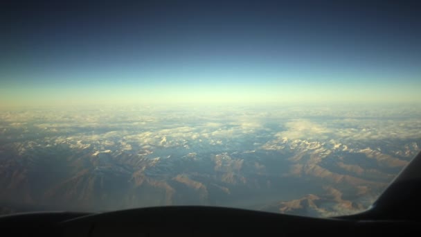 Utazás repülővel. Nézd át a repülőgépen ablak — Stock videók