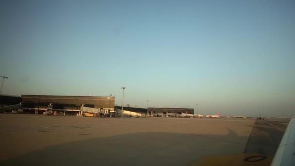 Viajar de avião. vista de um terminal aeroportuário — Vídeo de Stock