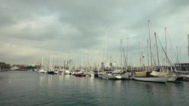 Geçen lüks süper yat limanında