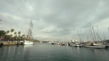 Geçen lüks süper yat limanında