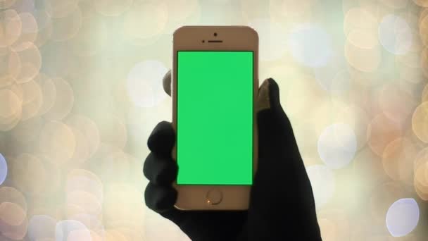 Teléfono inteligente con pantalla verde en luz de fondo Fácil de cortar y clavar . — Vídeos de Stock