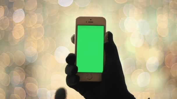 Έξυπνο τηλέφωνο με πράσινη οθόνη στο παρασκήνιο φως εύκολο για περικοπή και πληκτρολόγηση. — Αρχείο Βίντεο