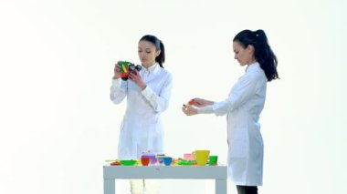 Kadın laboratuvar plastik oyuncaklar beyaz odada kalitesini kontrol edin.