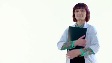 Erkek bir siyah sarılma doktor klasör ve kameraya bakarak gülen