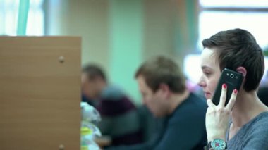 Parlak ofislerinde çalışan çağrı merkezi Ajan