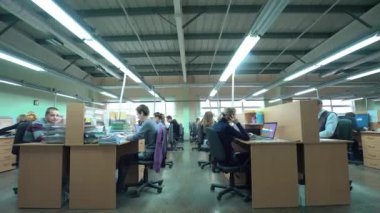 Kadın ve erkek masaları ve cep telefonları üzerinde konuşurken arkasında oturmak