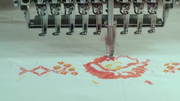 Geautomatiseerde borduurwerk draad op stof Machine borduurwerk op de fabriek — Stockvideo