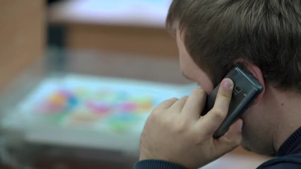 Hombre de teléfono inteligente que llama en el teléfono móvil en la oficina. Hombre de negocios guapo hablando en Smartphone — Vídeos de Stock