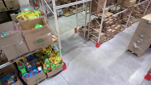 Cajas de carga en el almacén, la composición de los paseos en carretilla elevadora regresa a la derecha — Vídeos de Stock