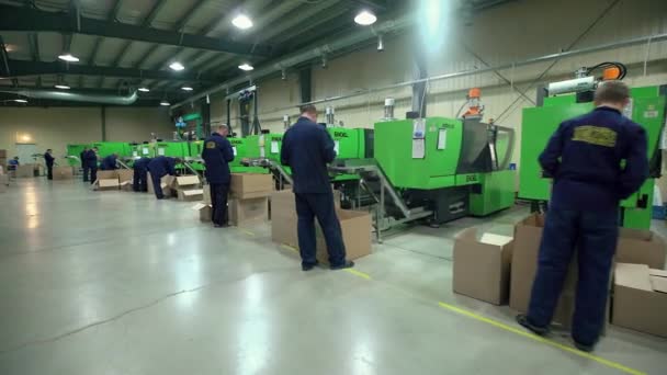 Πλαστικά μέρη εργαζομένων λειτουργούν κατασκευή εξοπλισμού — Αρχείο Βίντεο
