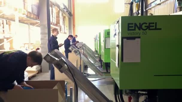 Los trabajadores operan la fabricación de equipos de piezas de plástico — Vídeos de Stock
