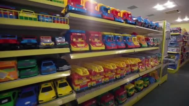 Carros infantis e caminhões em prateleiras na loja — Vídeo de Stock