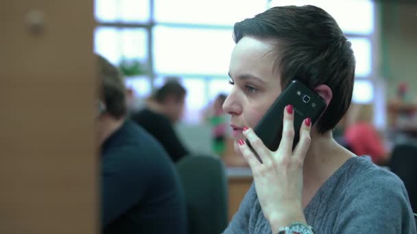 Jeune femme sur un appel téléphonique — Video