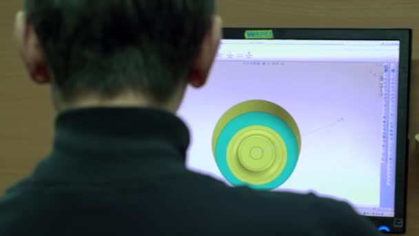 Άνθρωπος γραφέας επαληθεύει σχεδιαγράμματα με 3d μοντέλο στην οθόνη του υπολογιστή — Αρχείο Βίντεο