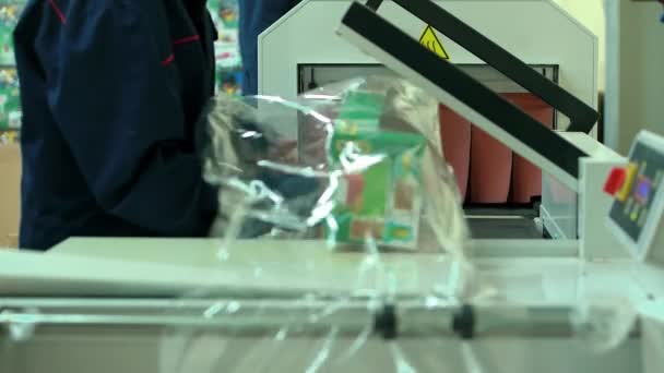 Žena děti je traktor hračky Pack v polyethylenu a odešle jej — Stock video