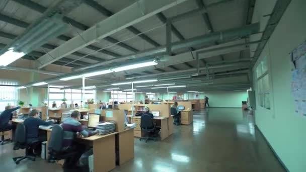 Μεσίτες που εργάζονται σε το γραφείο μιλάει στα τηλέφωνα — Αρχείο Βίντεο