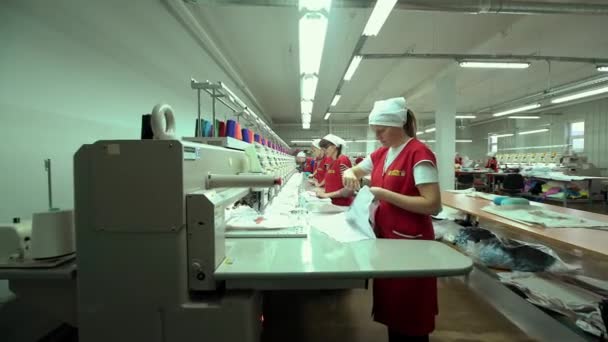 Průmyslové vyšívací stroje vyšívá klobouk — Stock video