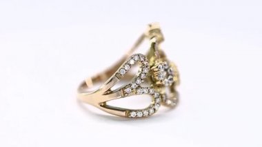 Kendileri üzerinde beyaz bir arka plan karşı dönüm değerli elmas yüzük