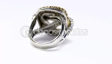 Mükemmellik halka sarı ve beyaz altın ve elmas kendileri üzerinde beyaz bir arka plan karşı dönüm